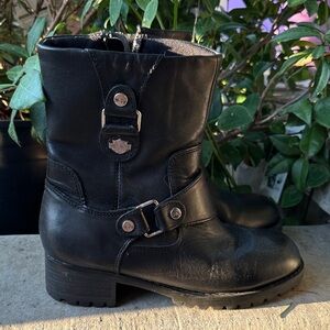 Women’s vintage black leather Harley Davidson square toe ankle boot. Size 7 1/2.